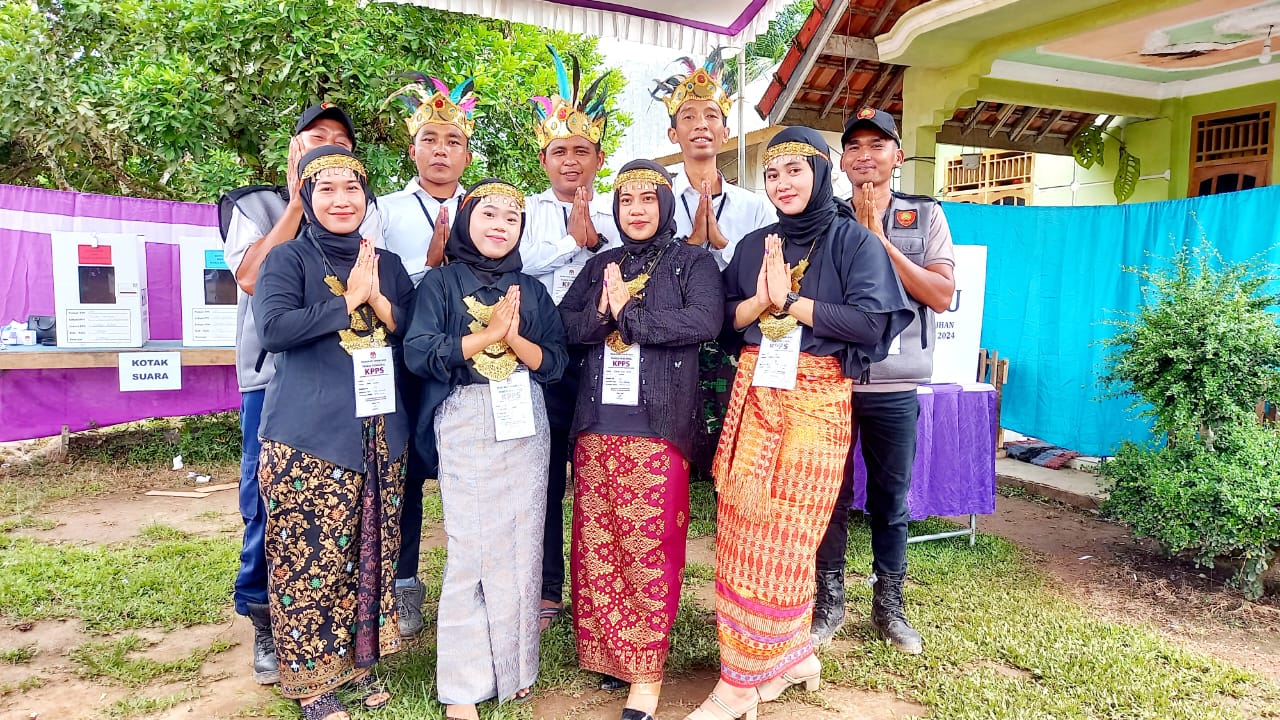 Tampil Beda, Petugas TPS di Desa Nusa Serasan Ini Gunakan Baju Adat Nusantara