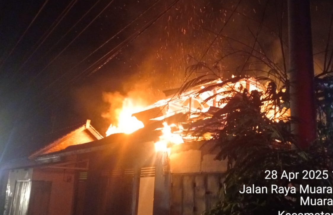 Kebakaran Terjadi di Jalan Sekayu - Muara Teladan, Damkar Muba Berhasil Padamkan Api