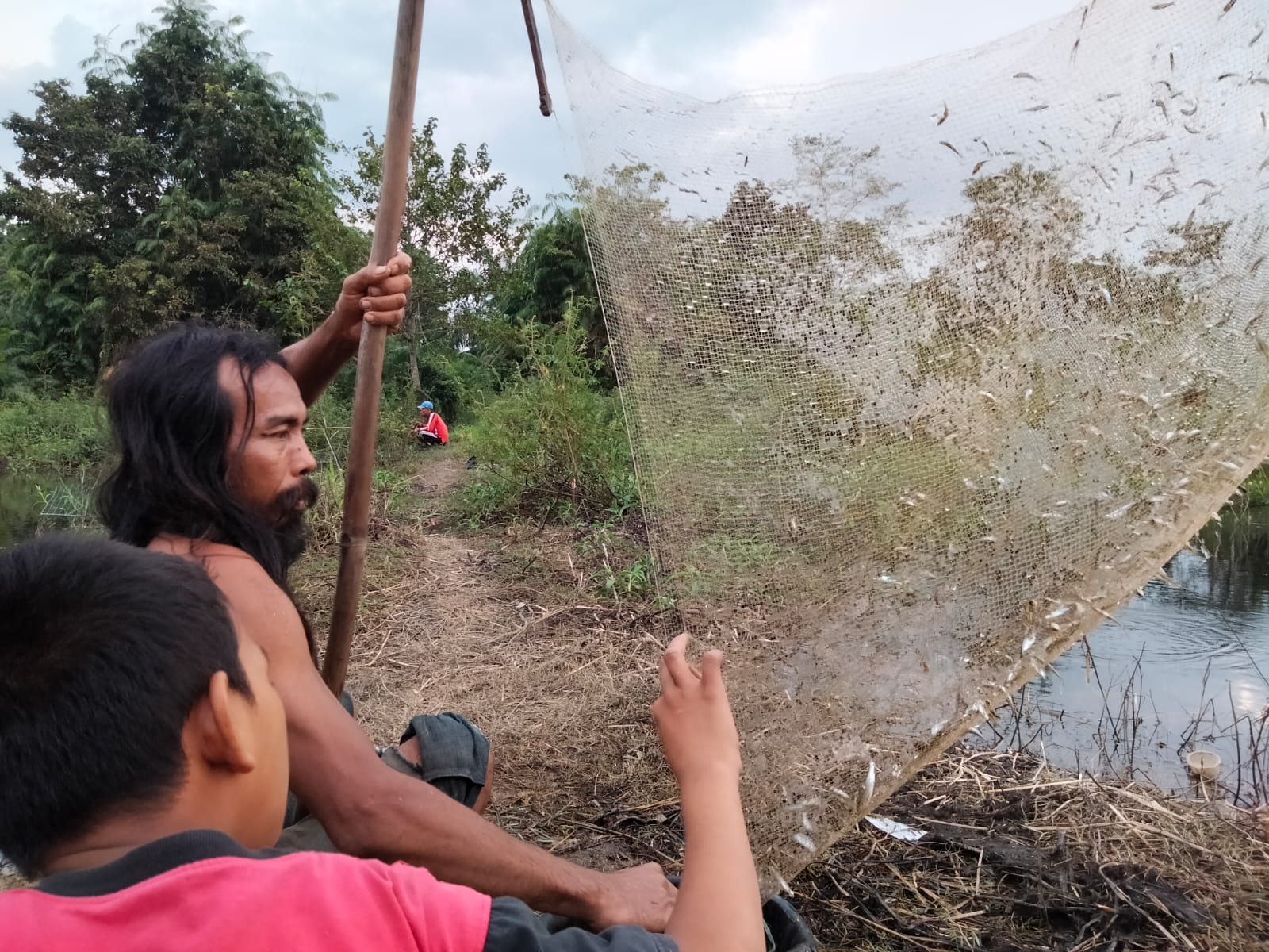 Manfaatkan 'Ayo Rawang' Warga di Muba Ini Berburu Ikan