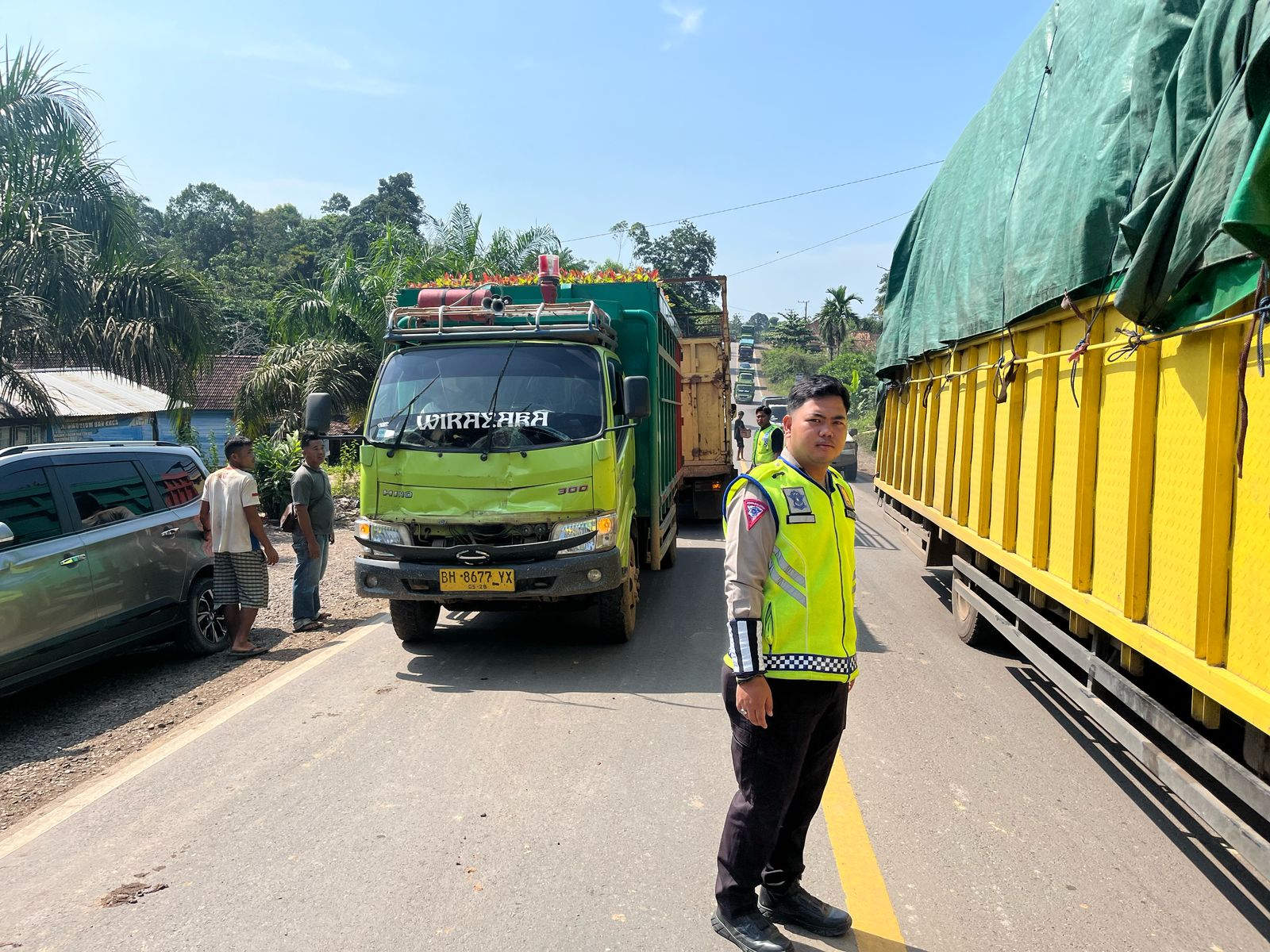 Fuso Tak Kuat Nanjak, Sebabkan Tabrakan Beruntun di Desa Telang Bayung Lencir