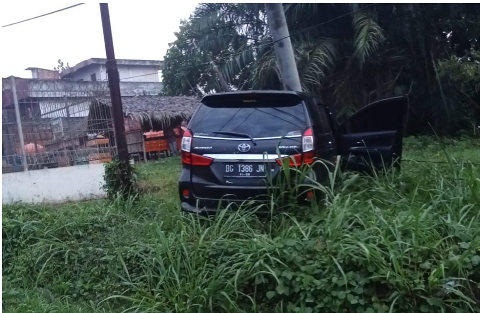 Avanza Tabrak Tiang Listrik di Jalintim, Listrik pun Terpaksa Padam