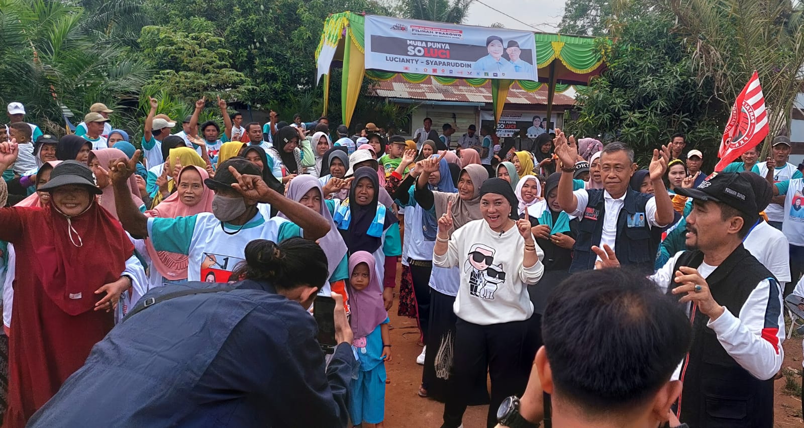 Nginap di Lalan, Pagi-pagi Lucianty Dikerumuni Warga, Jalan Sehat Sambil Serap Aspirasi Warga