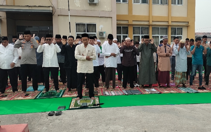 Forkopimcam Sanga Desa Gelar Salat Istisqa, Mohon Hujan untuk Atasi Karhutlah