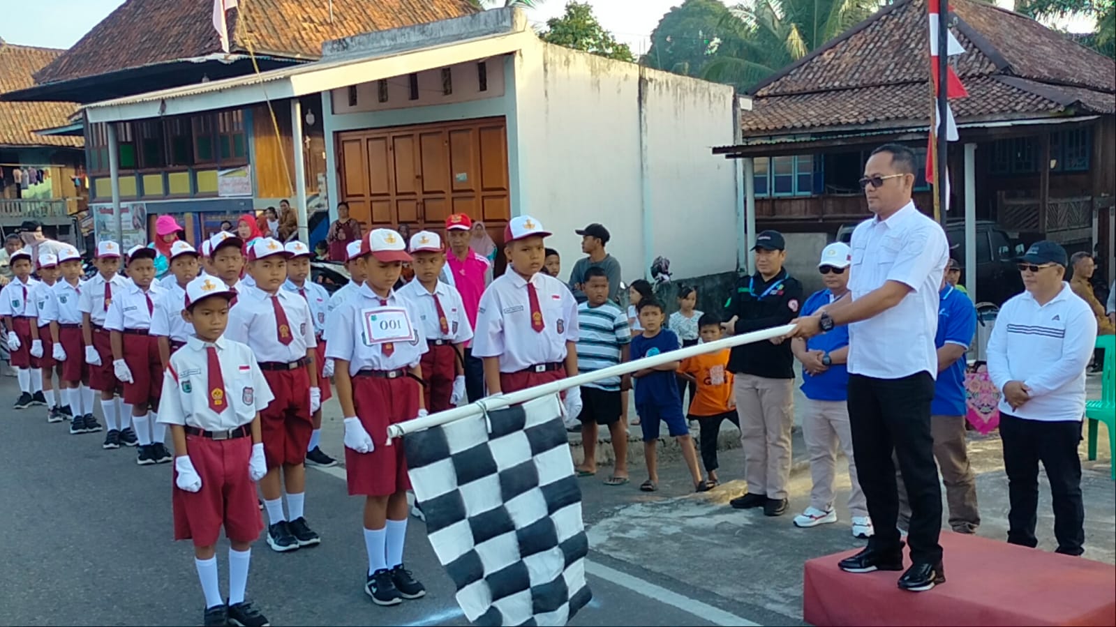 Lomba Gerak Jalan HUT RI ke-79 di Kecamatan Sanga Desa Berlangsung Meriah