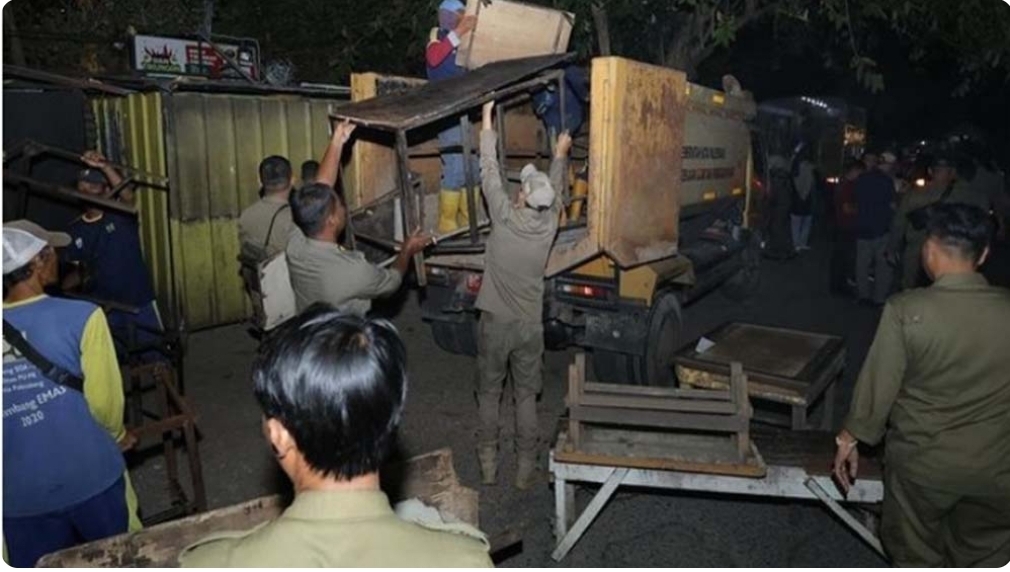 Pol PP Angkut Paksa Puluhan Gerobak PKL di Jalan POM IX Palembang