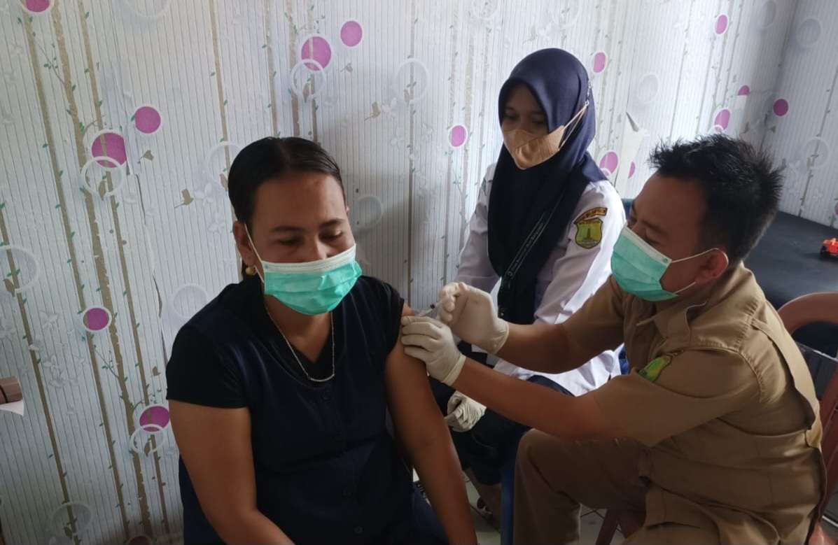 Sinergi Dinkes - Dinsos Muba, Jemput Bola Lakukan Vaksinasi dan Serahkan bantuan Sembako Bagi Suku Anak Dalam