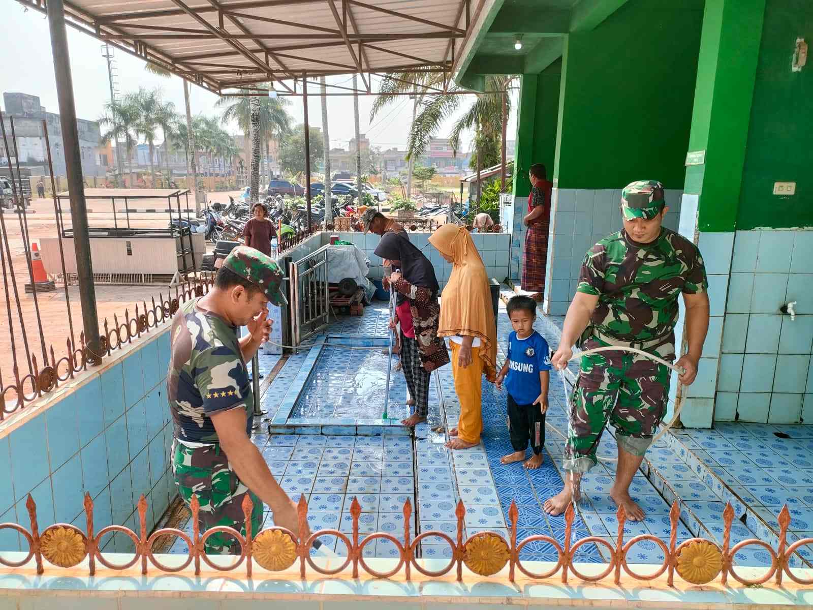 Koramil Sungai Lilin Gelar Kegiatan Bersih Masjid dan Bagikan Sembako, Dalam Rangka HUT TNI