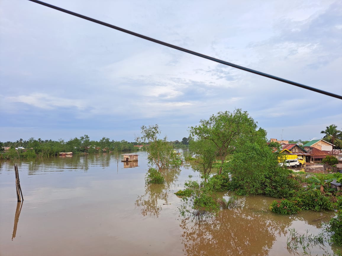 Sungai Dawas Lagi Pasang Besar, Warga di Bantaran Waspada Binatang Buas