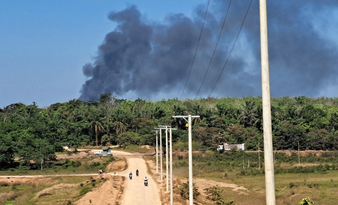 Belum Padam, Asap Hitam Masih Terlihat di Lokasi Sumur Minyak Terbakar