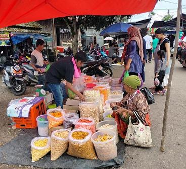 Pasar Kalangan Ngulak, Peminat Kue Kering Meningkat 