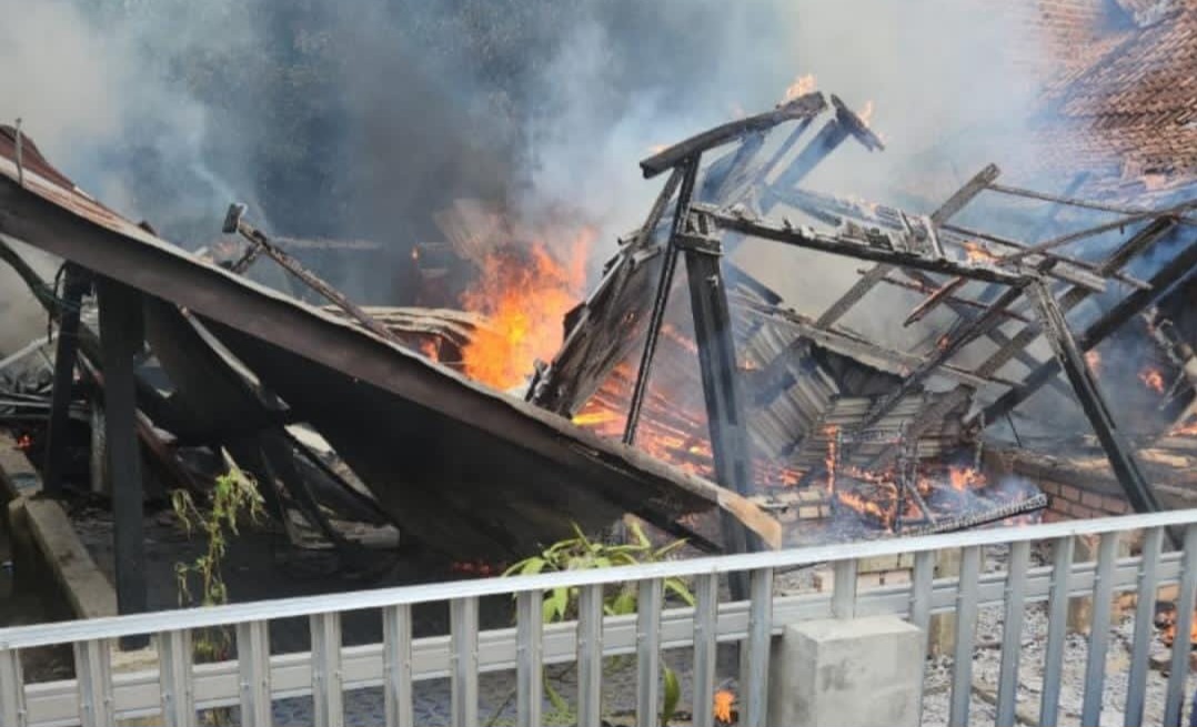 Rumah Orang Tua Kades Sungai Dua Sungai Keruh Terbakar, Api Diduga Berasal Korsleting Listrik