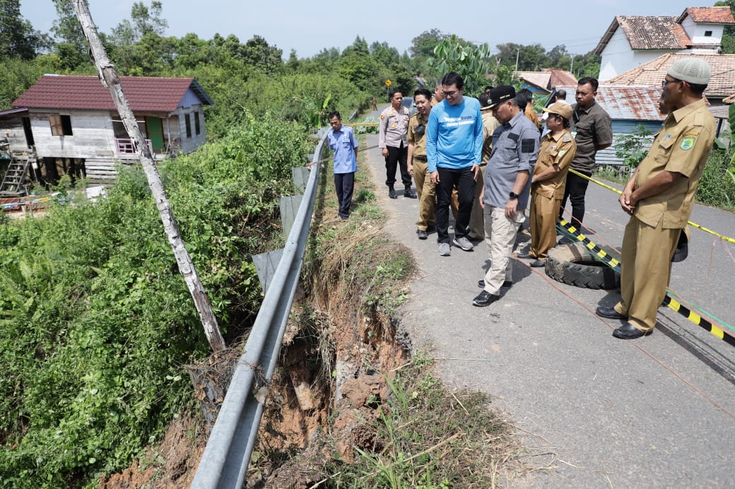 Pj Bupati Apriyadi Sambangi Warga Tanah Abang Terdampak Longsor