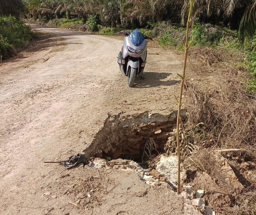 Menghawatirkan, Jalan Desa Layan Terancam Putus, Sudah di Usulkan Belum Ada Tanggapan