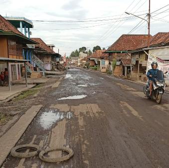 Kesal Jalan Rusak, Warga Pasang Ban Bekas 