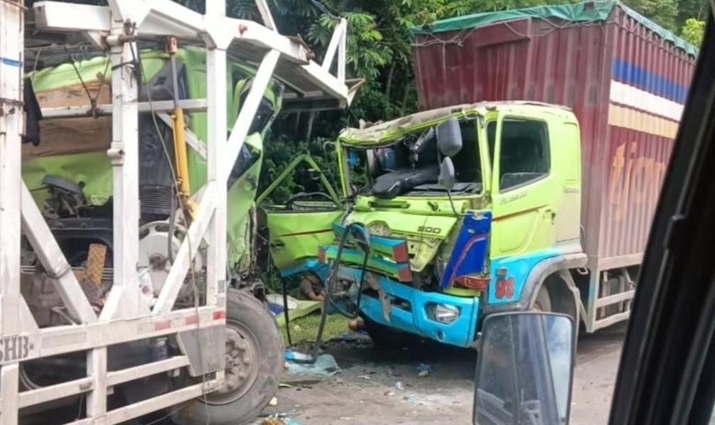 Dua Truk Tronton Tabrakan Adu Kambing di Tungkal Jaya, Arus Lalu Lintas Sempat Macet