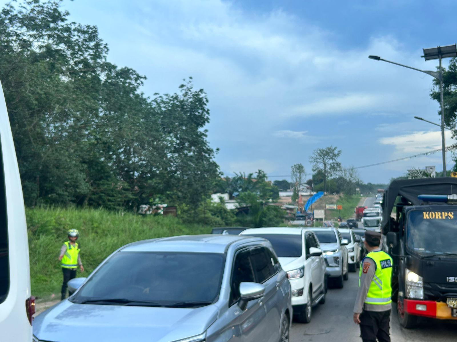 Dari Tarik Arus hingga Sahur di Jalan, Polisi Berpacu Lawan Macet Jalintim Saat Puncak Mudik
