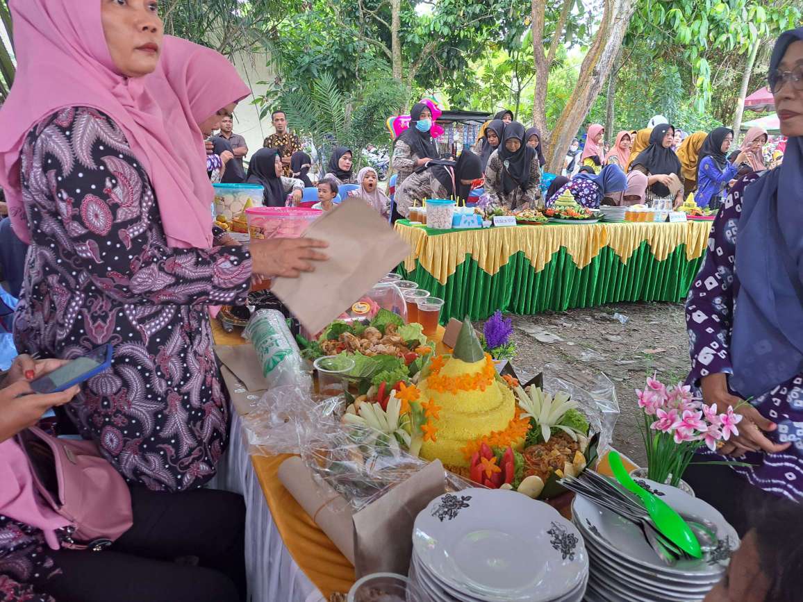 Semangat Warga Bumi Kencana Menyukseskan Tasyakuran HUT Desa Ke42, Tiap Dusun Bawa Tumpeng, Dimakan Bersama