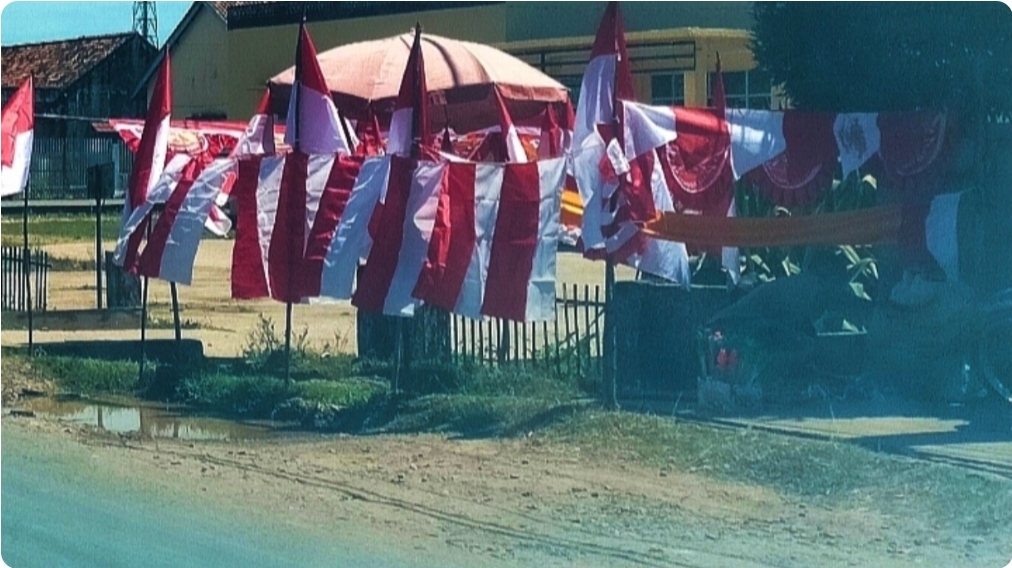 Jelang HUT ke-80 RI, Pedagang Bendera di Babat Toman Raup Untung Besar