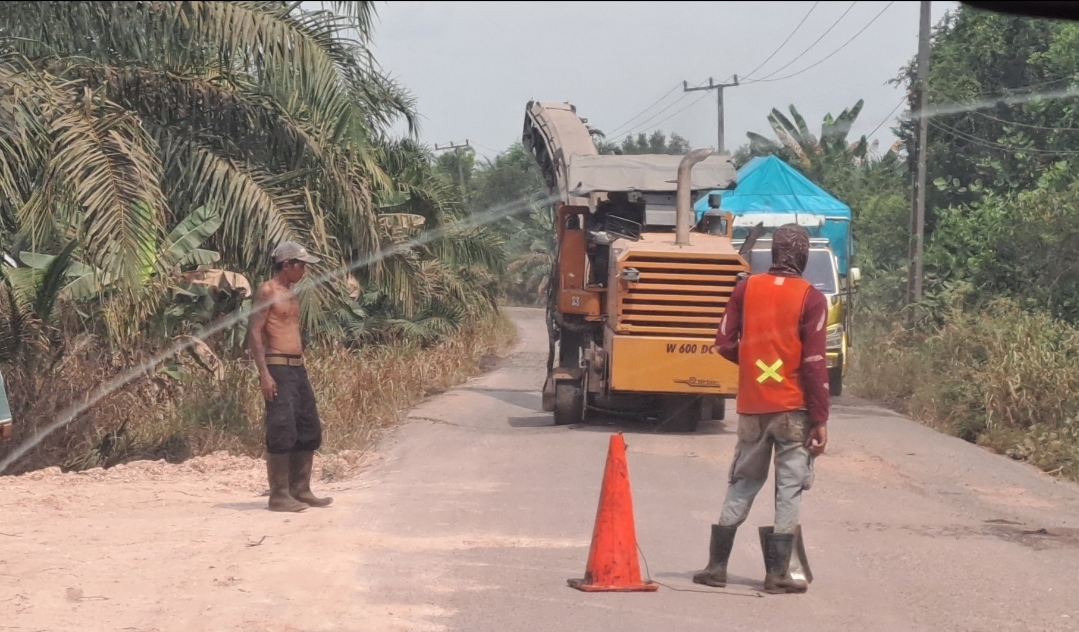 Muncul Galian Tambal Sulam di Jalan Sungai Lilin - Keluang, Warga Berharap Segera Ditambal