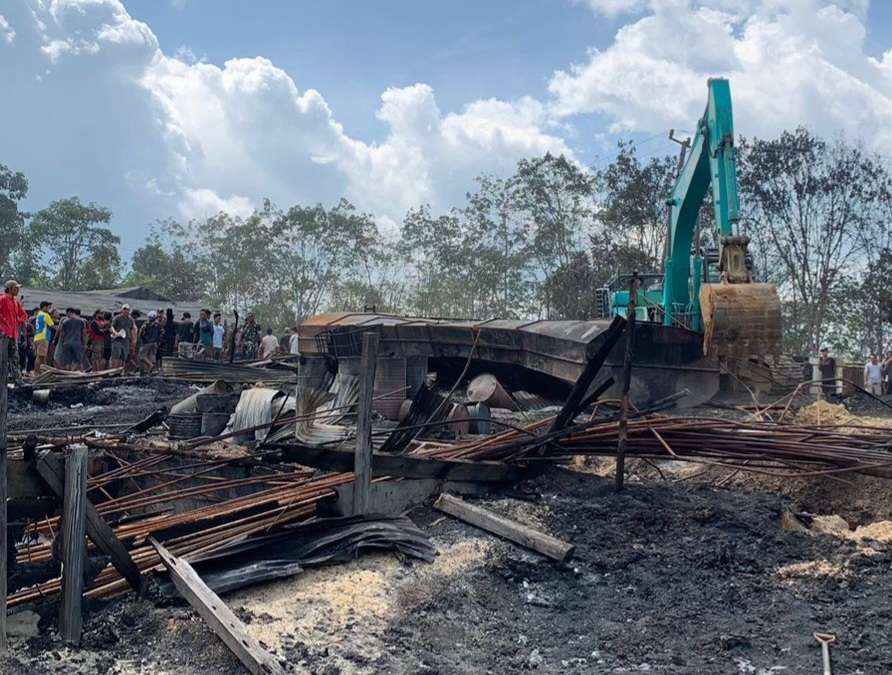 Polsek Bayung Lencir Tutup Tempat Penyulingan Minyak, Dibongkar Pakai Alat Berat