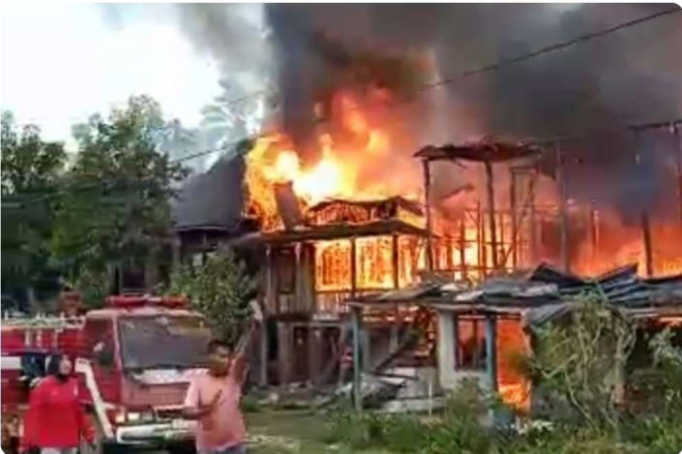 Kebakaran di Empat Lawang, Api Jilat 6 Rumah, 3 Diantaranya Hangus Terbakar