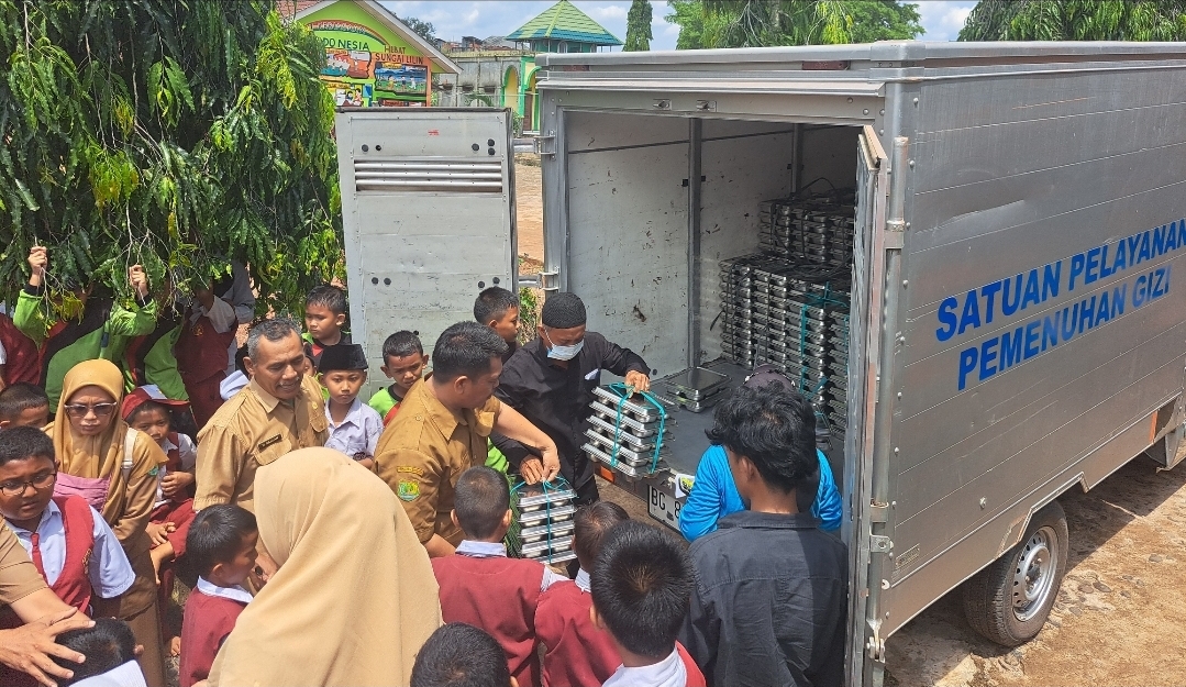 Program Makan Bergizi Gratis (MBG) Resmi Dimulai di SDN 1 Sungai Lilin, Disambut Antusias Siswa dan Orang Tua