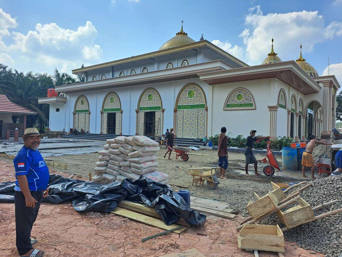 Halaman Masjid Al Mutaqqin Dicor Beton Pemkab Muba, Warga Ucapkan Terima Kasih