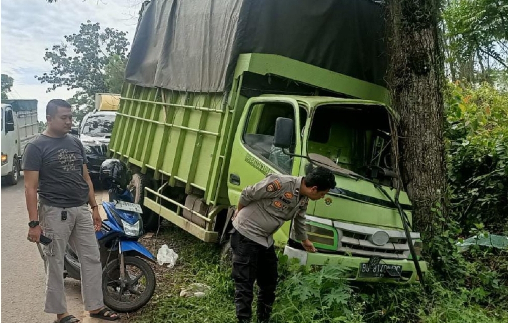Viral, Video Sekelompok Warga Serbu dan Jarah Barang Truk Muatan Mie Terperosok di Jalan Palembang Betung