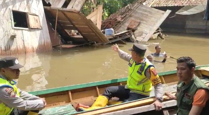 Satu Lagi Rumah Warga Sanga Desa Roboh Disapu Banjir, Kali Ini Terjadi di Desa Terusan