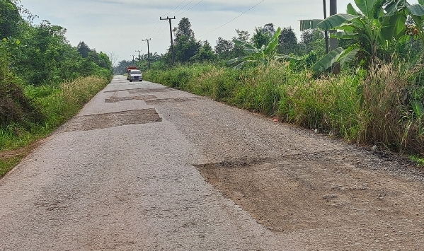 Tak Kunjung Ditutup, Tambal Sulam di Jalan Sungai Lilin - Keluang Dikeluhkan Pengguna Jalan