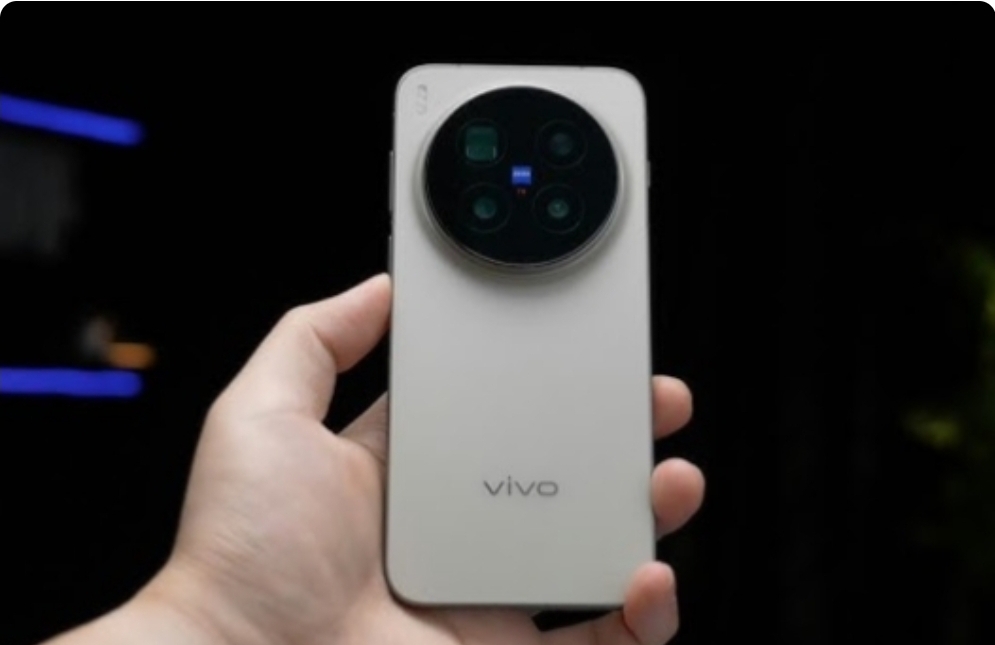 Vivo X300 Pro Resmi Meluncur: Layar Super Terang 4.500 Nits, Kamera 200 MP ZEISS, dan Performa Kelas Monster!