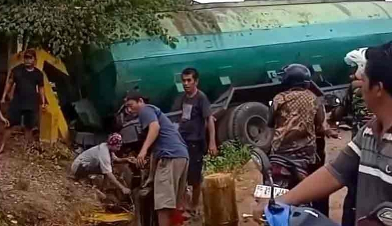 Heboh, Video Warga Ambil Minyak CPO dari Truk Tangki yang Kecelakaan, Kejadian di Jalintim Banyuasin