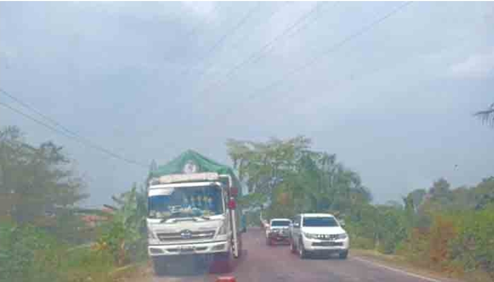 Pengendara Keluhkan Truk Besar Parkir di Badan Jalan Sekayu - Betung, Ini Lokasinya