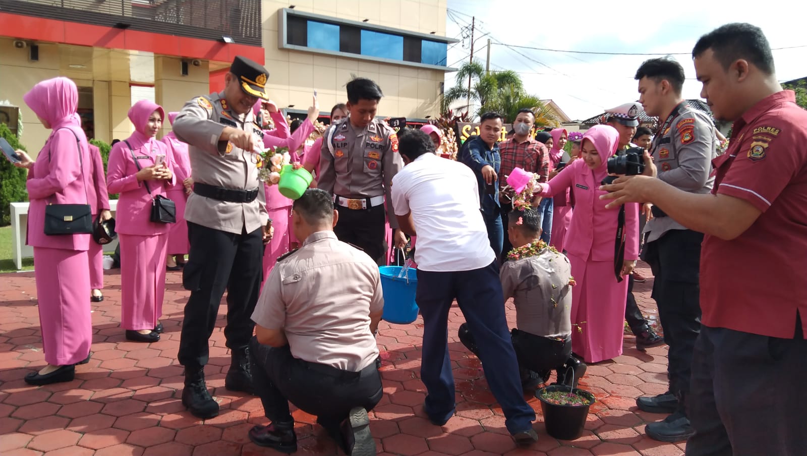 Ratusan Personil Polres Muba Naik Pangkat, Langsung Disiram Air Kembang 7 Warna 