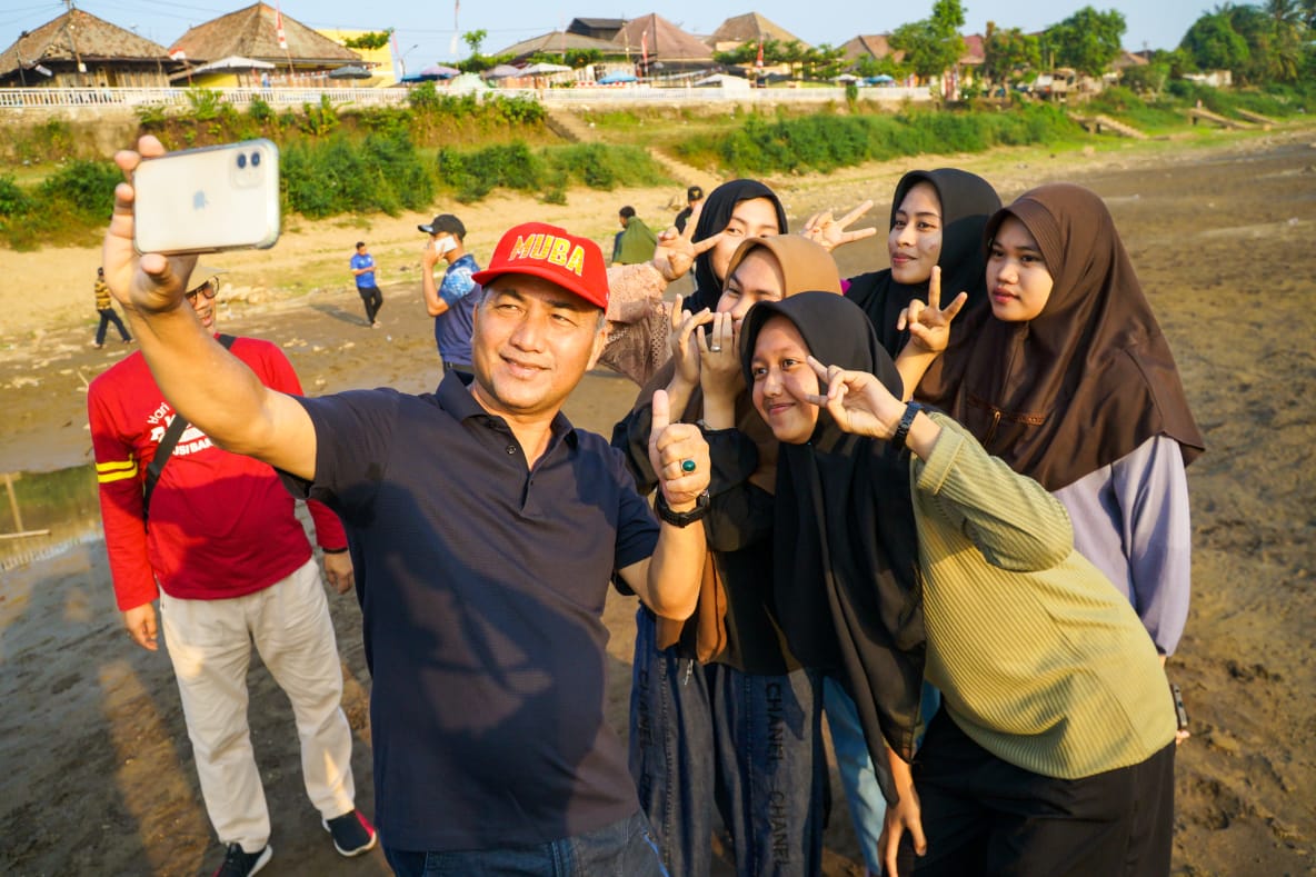 Tinjau Pantai Bongen, Pj Apriyadi diserbu warga untuk swaphoto