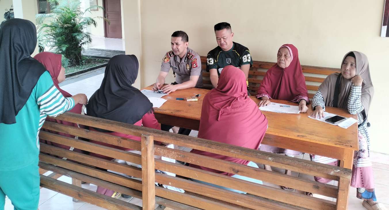 Bantu Warga Perbarui Data Bansos, Polsek Plakat Tinggi Diserbu Puluhan Warga