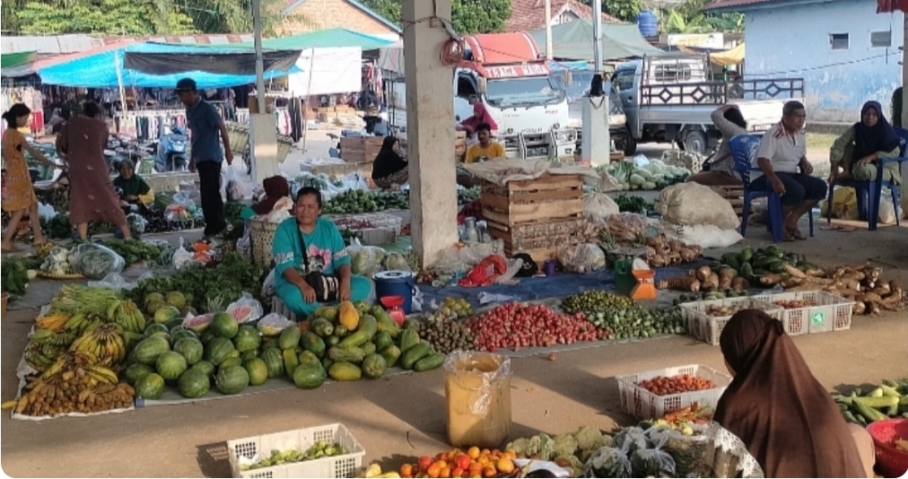 Menjelang HUT RI ke-80, Penjualan Buah di Pasar Kalangan Ngulak Tetap Stabil