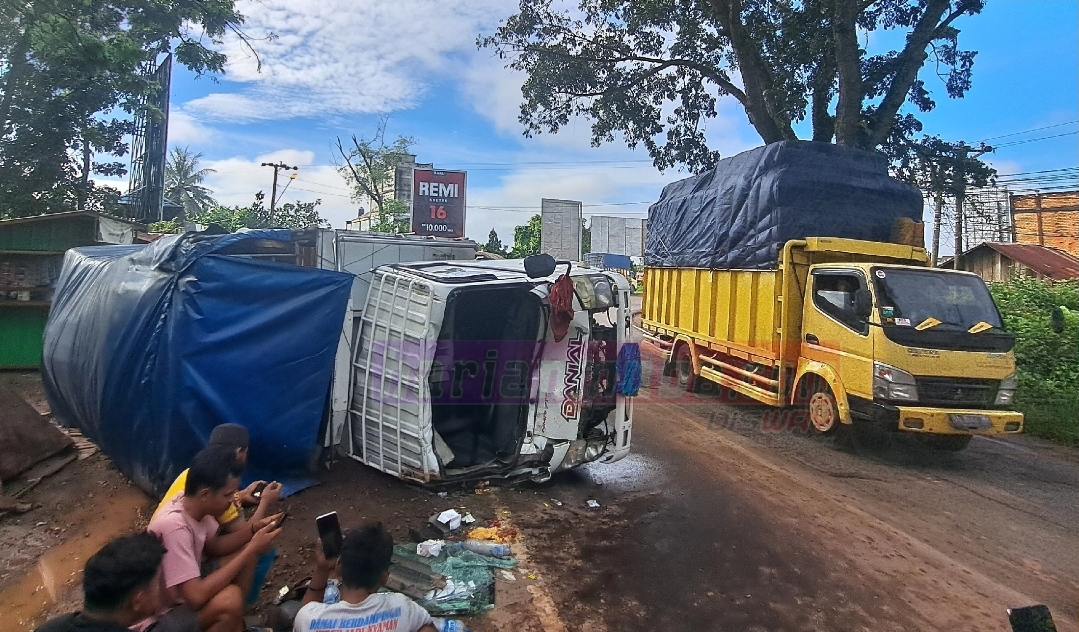 Diduga Hilang Kendali, Truk Muatan Cabe Terbalik di Tikungan Pertamin Sungai Lilin