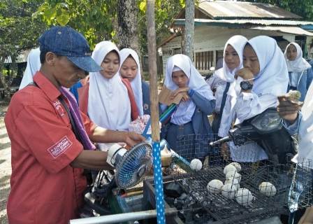 Pedagang Keliling Raup Keuntungan 