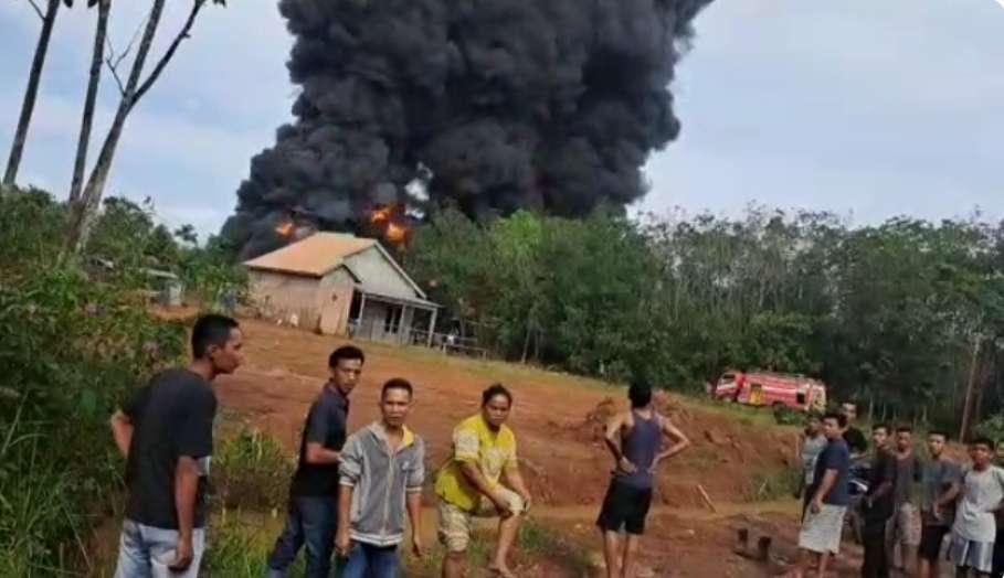 Kembali, Tempat Diduga Penimbunan BBM di Muara Enim Terbakar