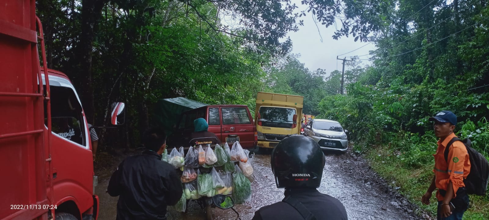 Akses Teladan Menuju Keluang Pagi Ini tersendat, Dua Mobil Terjebak di Jalan Rusak