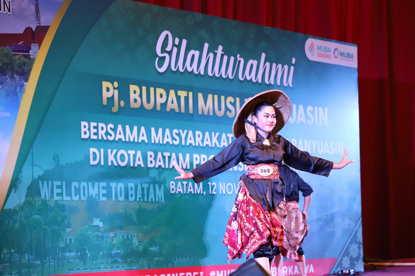 Tarian Nyadike Sawah Buat Nostalgia Warga Muba di Batam