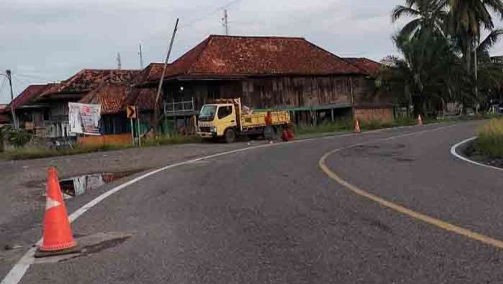 Kurangi Kecelakaan, Kementrian Perhubungan Pasang Road Stud di Jalinteng Sekayu- Lubuk Linggau