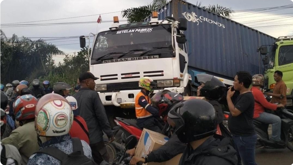 Truk Trailer Sebabkan Kemacetan Parah di Jalan Palembang - Pelabuhan Tanjung Api-Api