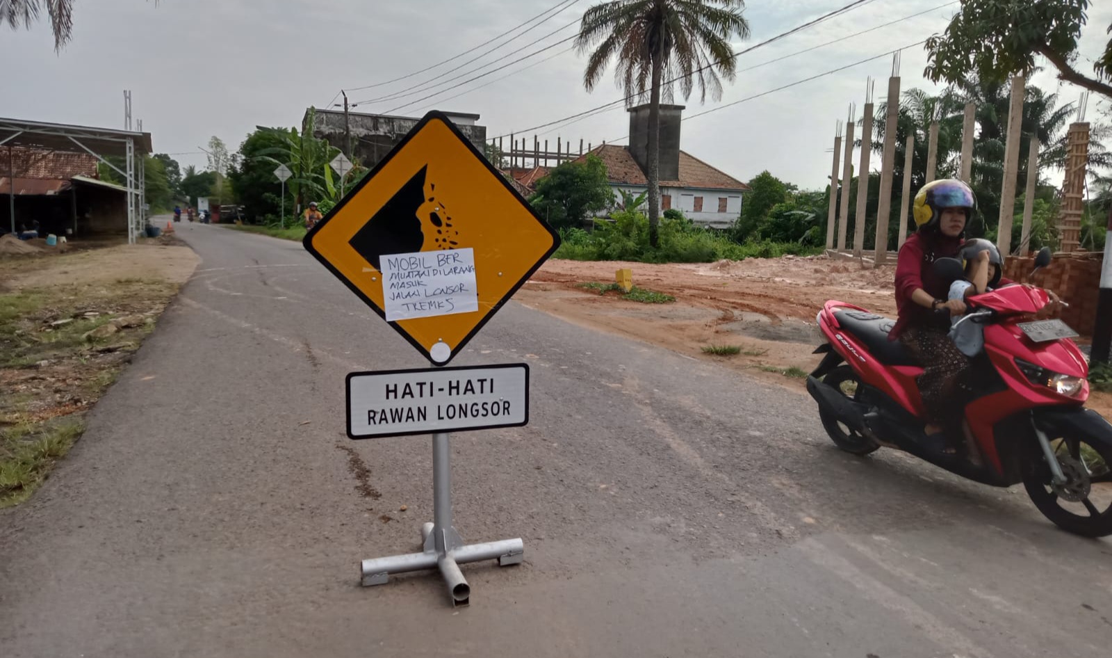 Dampak Longsor, Mobil Bermuatan Berat Dilarang Melintas Dijalan Kota Sekayu Ini