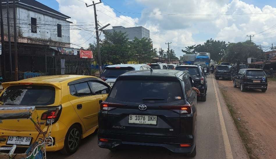 Arus Lalu Lintas Pasar Sungai Lilin Padat, Antrean Kendaraan dari Arah Palembang Mengular Hingga 2 Km