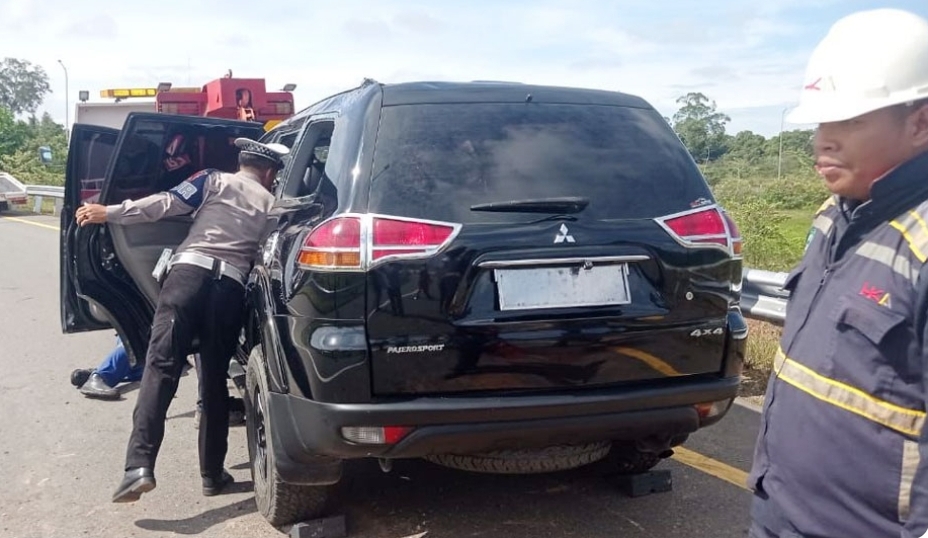 Ban Pecah di Tol Indralaya–Prabumulih, Mobil Pajero Terbalik 