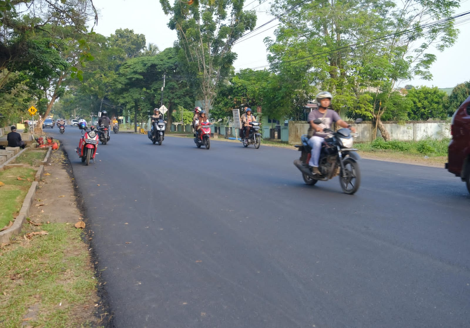 Pj Bupati Apriyadi Tinjau Perbaikan Jalan Merdeka, Kondisi Aspal Kini Mulus Gunakan Campuran Karet