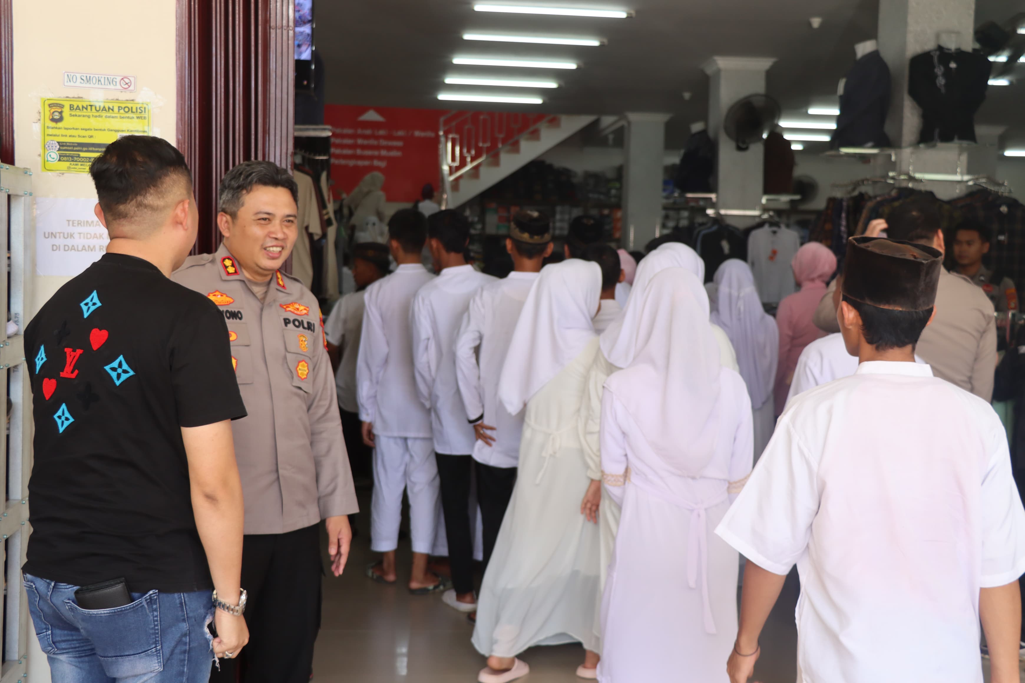 Momen Berbagi, Kapolres Muba Ajak Puluhan Anak Yatim Berbelanja Baju Lebaran