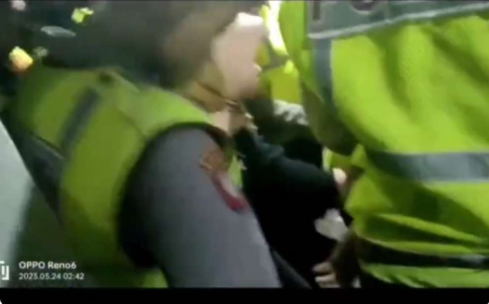 Heboh, Video Bu Kades Disandera Warga Sendiri, Polisi Turun Tangan Untuk Evakuasi